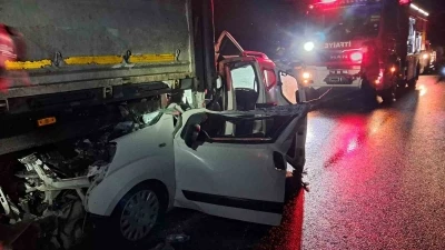 Balıkesir&rsquo;de otomobil tıra arkadan &ccedil;arptı; 1 yaralı
