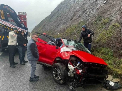 Balıkesir&rsquo;de otomobil yoldan &ccedil;ıktı: 2 yaralı
