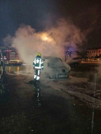 Balıkesir&rsquo;de park halindeki ticari ara&ccedil; yandı
