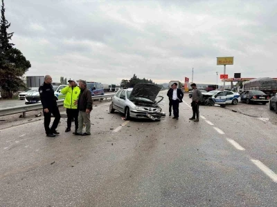 Balıkesir’de polis aracı otomobille çarpıştı: 3 yaralı
