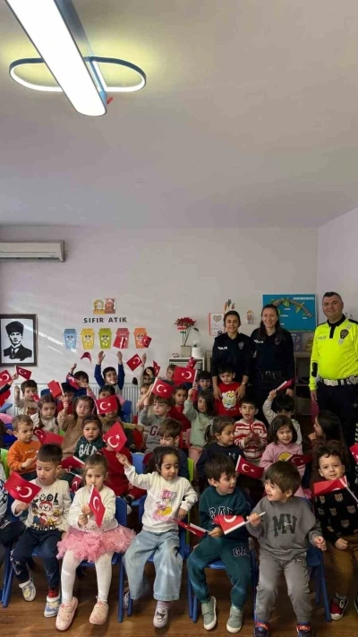 Balıkesir&rsquo;de polisler miniklere trafik eğitimi verdi
