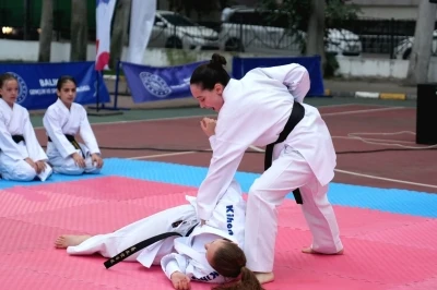 Balıkesir’de &quot;Gençlik Yaz Kulübü&quot; kapanış şenliğiyle tamamlandı
