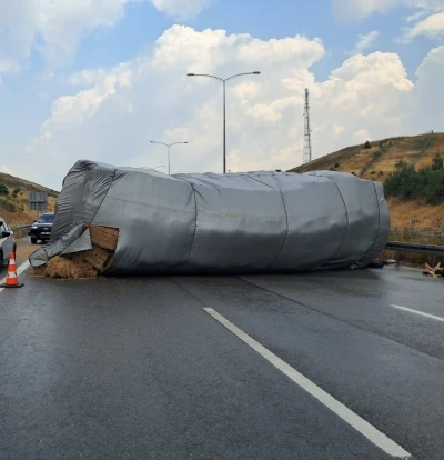 Balıkesir&rsquo;de saman y&uuml;kl&uuml; tır devrildi, otoyol trafiğe kapandı

