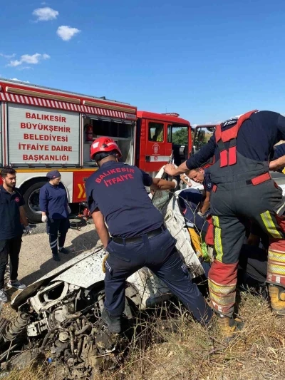 Balıkesir’de şarampole uçan araçta sıkışan 2 kişi yaralandı
