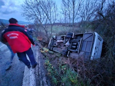 Balıkesir&rsquo;de servis aracı şarampole u&ccedil;tu: 14 yaralı
