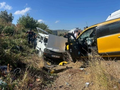 Balıkesir’de ticari taksi otomobille kafa kafaya çarpıştı: 4 yaralı
