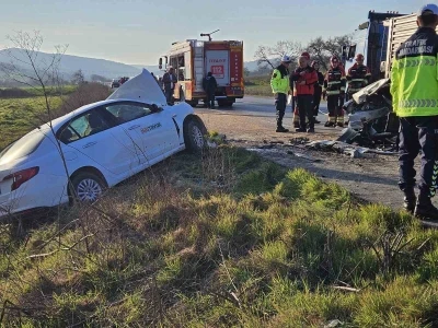 Balıkesir&rsquo;de trafik kazası: 1 &ouml;l&uuml;, 2 yaralı

