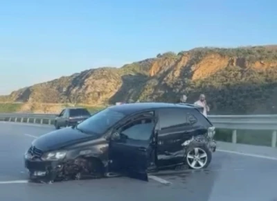 Balıkesir&rsquo;de trafik kazası; ara&ccedil; bariyerlere &ccedil;arptı
