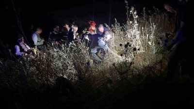 Balıkesir&rsquo;de trakt&ouml;r yoldan &ccedil;ıktı: 3 yaralı
