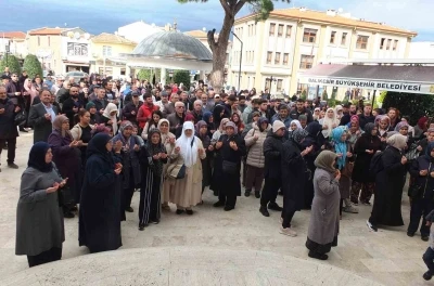 Balıkesir&rsquo;de umreciler dualarla uğurlandı
