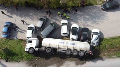 Balıkesir’de yağ tankeri devrildi, 7 araç hasar gördü
