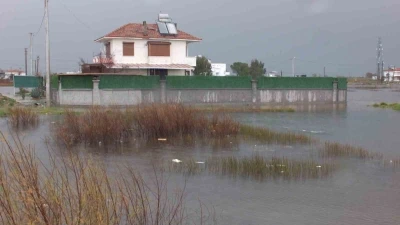 Balıkesir&rsquo;de yazlıklar su altında kaldı
