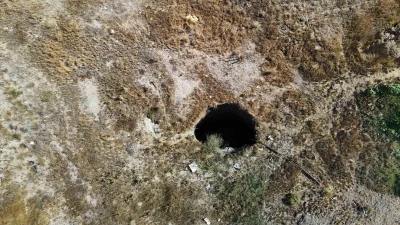 Balıkesir’deki 6.1’lik deprem sonrası Eskişehir’de oluşan obruk dron ile görüntülendi
