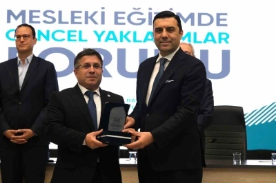 Balıkesirli iş insanları "Mesleki Eğitimde &Uuml;niversite-Sanayi İş Birliği" panelinde &ouml;ğrencilerle buluştu
