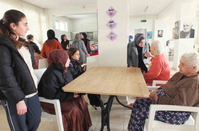 Balıkesirli &ouml;ğrenciler yaşlıları sevindirdi

