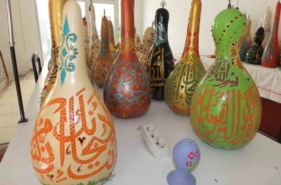 Balıkesirli sanatçı hat yazıları ile süslediği kabakları fuarda sergileyecek

