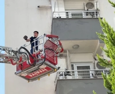 Balkon filesine takılan g&uuml;vercini itfaiye kurtardı
