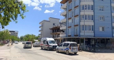 Balkona &ccedil;ıkan şahsı ekipler ikna ederek indirdi