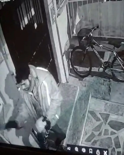 Balkondaki motosiklet ekipmanlarını &ccedil;aldı
