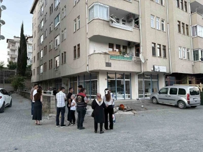 Balkondaki saksının aşırı ısınması sonrası &ccedil;ıkan yangını vatandaşlar s&ouml;nd&uuml;rd&uuml;
