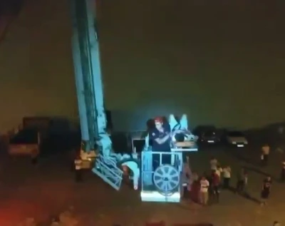 Balkondan düşen çocuk iş yeri çatısında mahsur kaldı
