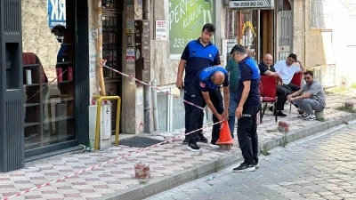Balkondan düşen sıva parçaları korkuttu
