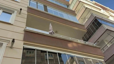 Balkondan d&uuml;şen yaşlı kadın hayatını kaybetti
