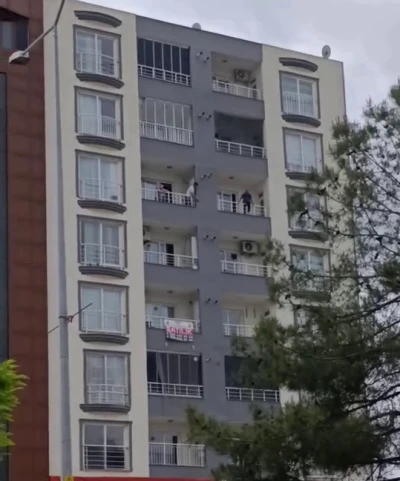 Balkondan kendini sarkıttı, ekipler harekete ge&ccedil;ti
