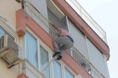 Balkonun demir korkuluklarında boşanma pazarlığı
