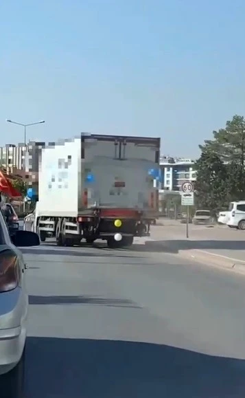 Balonla süslü kamyonun sürücüsünün hareketleri pes dedirtti
