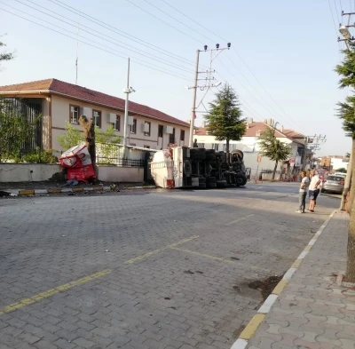 Balya&rsquo;da akaryakıt dolu tanker devrildi
