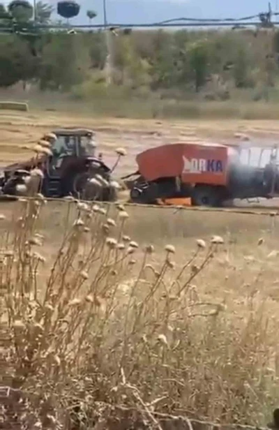 Balya makinesindeki yangın tarlaya sı&ccedil;radı

