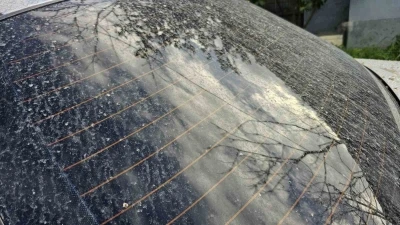 Bandırma&rsquo;da &ccedil;&ouml;l tozu yağmuru, ara&ccedil;lar &ccedil;amur tabakasıyla kaplandı
