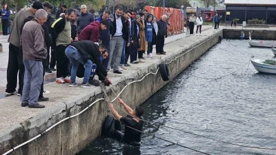 Bandırma’da iddiayı kaybeden genç kış günü denize atladı
