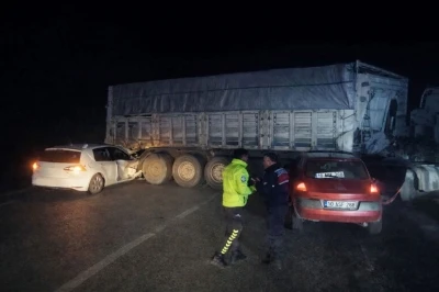 Bandırma&rsquo;da otomobiller sisli yolda tır dorsesine &ccedil;arptı: 8 yaralı
