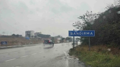 Bandırma güne yağışla başladı
