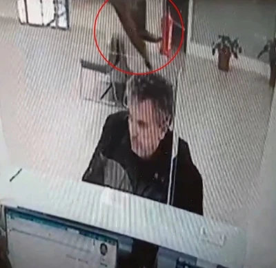 Bankada işlem yaparken &uuml;zerine kedi d&uuml;şt&uuml;
