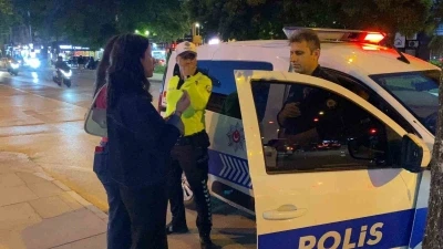 Bankamatikte unutulan parayı g&ouml;r&uuml;p polise teslim etti
