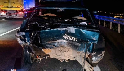 Bankette duran otomobile &ccedil;arpan ara&ccedil; hurdaya d&ouml;nd&uuml;: 6 yaralı

