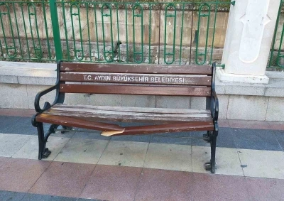 Banklar ve sokaklar duyarsız vatandaşların hedefi oldu
