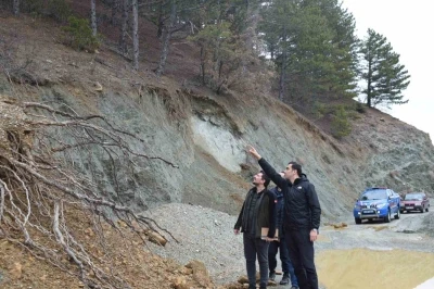 Baraj g&ouml;l&uuml;nde artan su seviyesi orman ve arazi yollarında heyelana neden oldu
