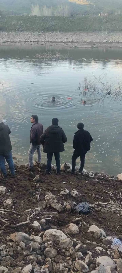 Baraj g&ouml;l&uuml;ne u&ccedil;an otomobildeki s&uuml;r&uuml;c&uuml;y&uuml; ekipler kurtardı
