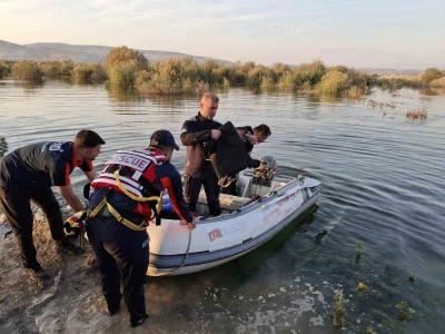 Baraj kapakları açıldı, aile mahsur kaldı
