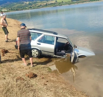 Baraja u&ccedil;an otomobili 5 metre derinliğe dalıp &ccedil;ıkardı
