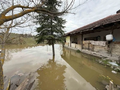 Barajın taşan suyu mahalle girişini kapattı, vatandaşın evine doldu
