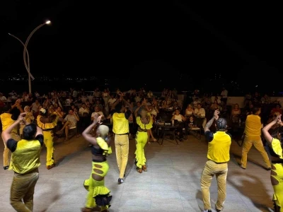 Bardak&ccedil;ı Koyu&rsquo;nda tatil konser ve dans şovlarıyla renklendi
