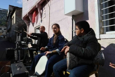 Barış Man&ccedil;o, annesiyle bir d&ouml;nem yaşadığı evin &ouml;n&uuml;nde anıldı
