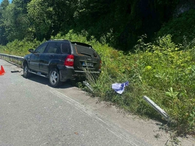 Bariyer aracın motoruna saplandı: 1 yaralı
