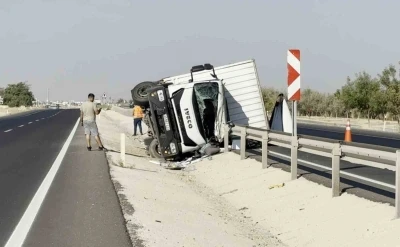Bariyerlere çarpan kamyonet yan yattı: 1 yaralı
