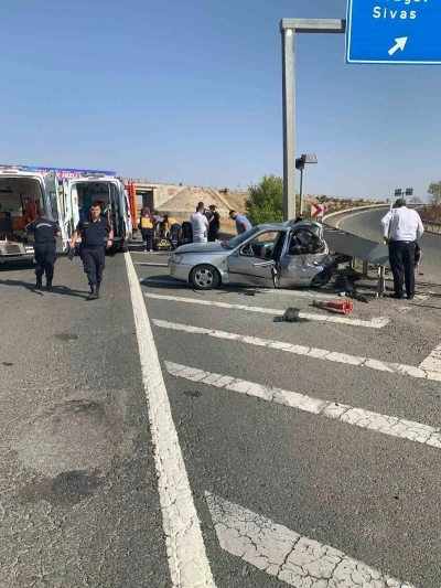 Bariyerlere çarpan otomobil hurdaya döndü: 5 yaralı
